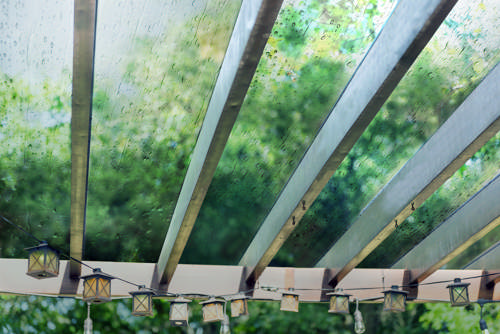 plastmo_eazyglaze_tag_klar_pergola_regn.jpg