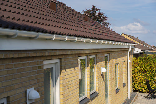 plastmo-tagrende-plast_hvid_halvrund_gult-hus.jpg