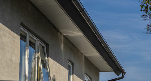 plastmo-tagrende-plast_sort_halvrund_zoom_renovering.jpg