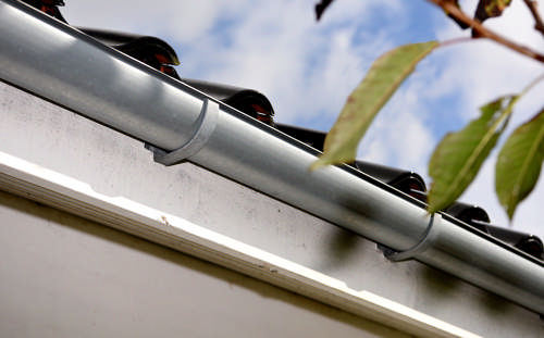 plastmo-tagrende-zink_halvrund_blade_1.JPG