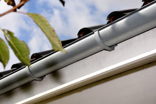 plastmo-tagrende-zink_halvrund_blade_2.JPG