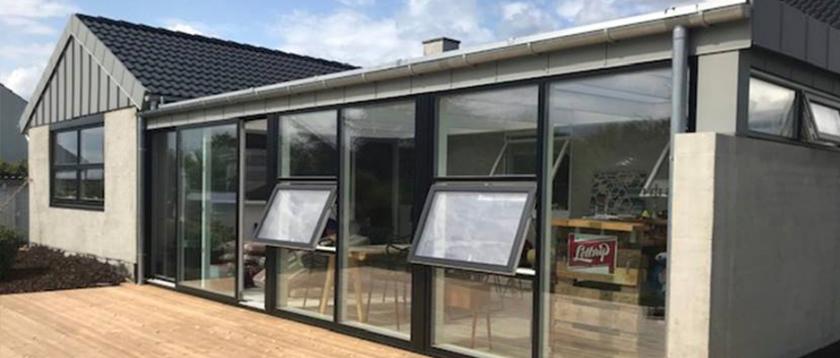  Renoveret udestue med zinktagrender