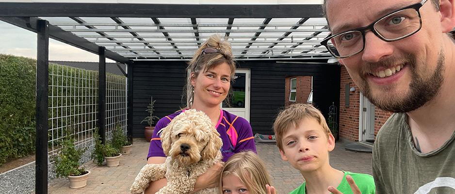 Familien foran deres nye carport med JärboPro Trapezplader