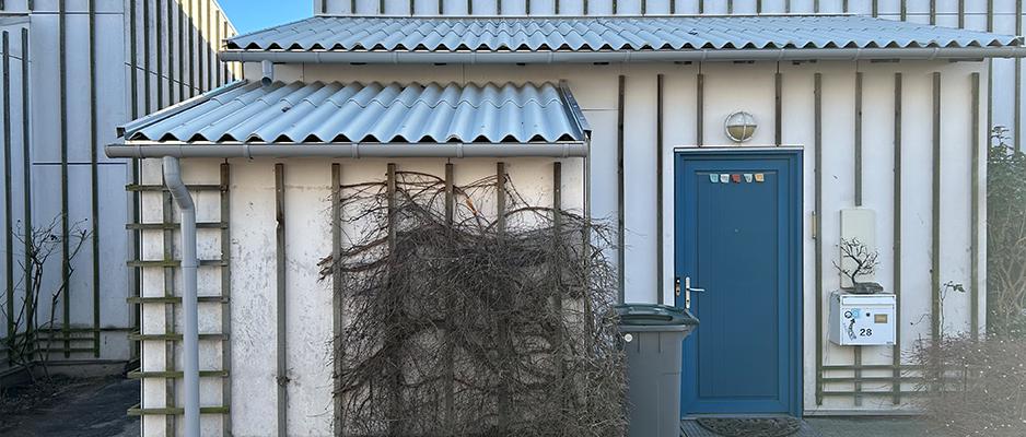 Grå Plast Tagrende på hus